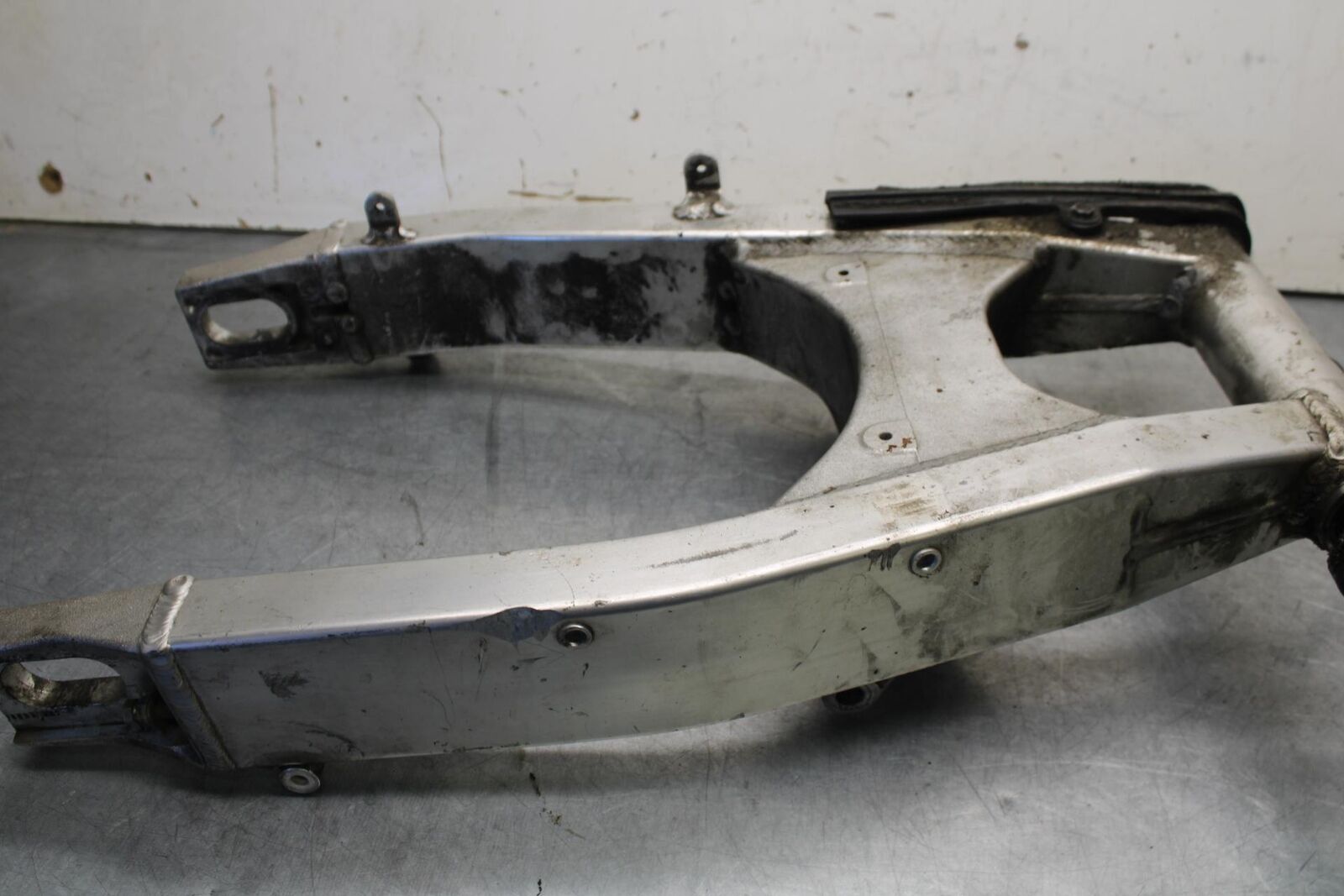 01-03 SUZUKI GSXR600 REAR SWINGARM BACK SUSPENSION SWING ARM BB639