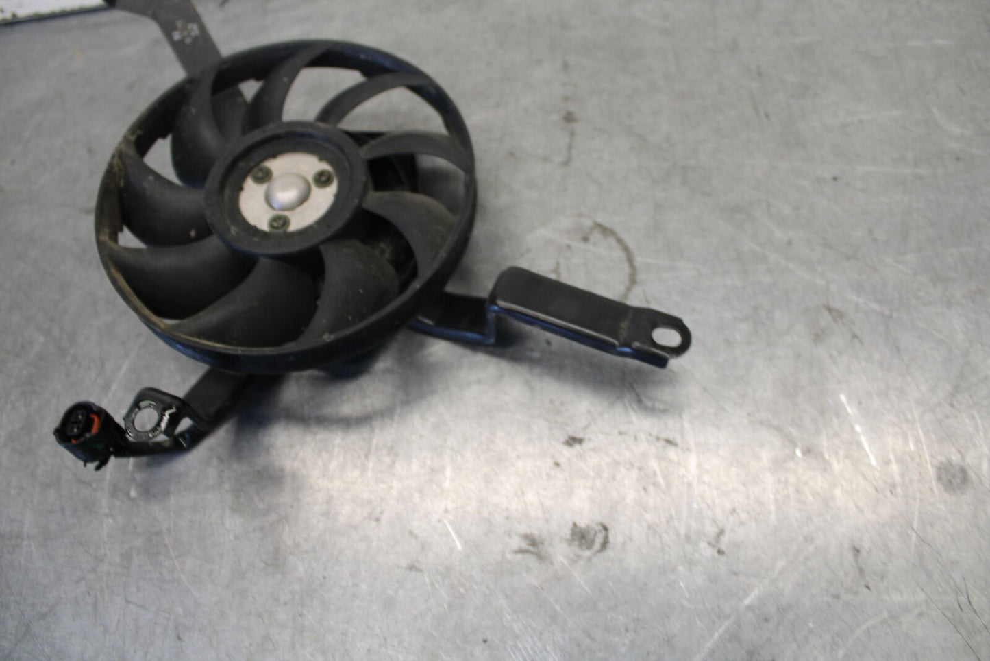04 SUZUKI GSXR600 ENGINE RADIATOR COOLING FAN 17800-29G00 BB676