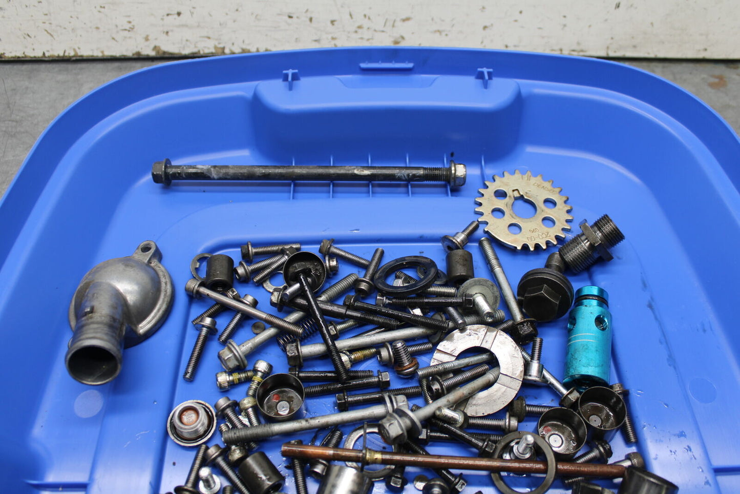 06 YAMAHA YZF R6 MOUNTING BOLTS HARDWARE MOTOR SCREWS BB716
