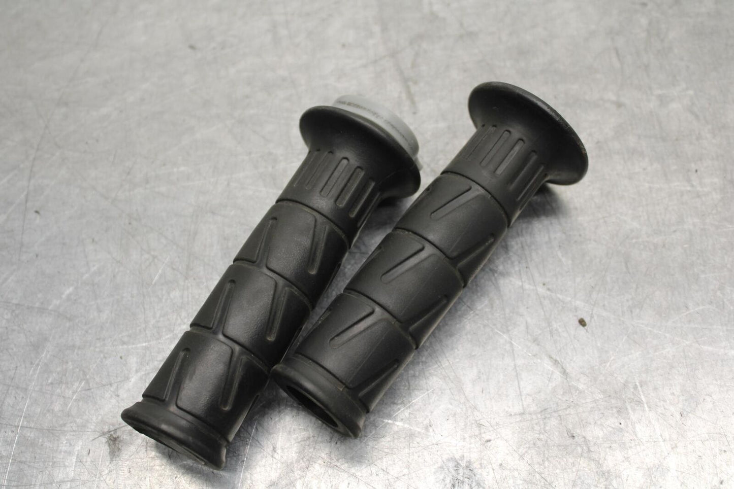 15-16 KAWASAKI EX300 RIGHT THROTTLE GRIP BB635