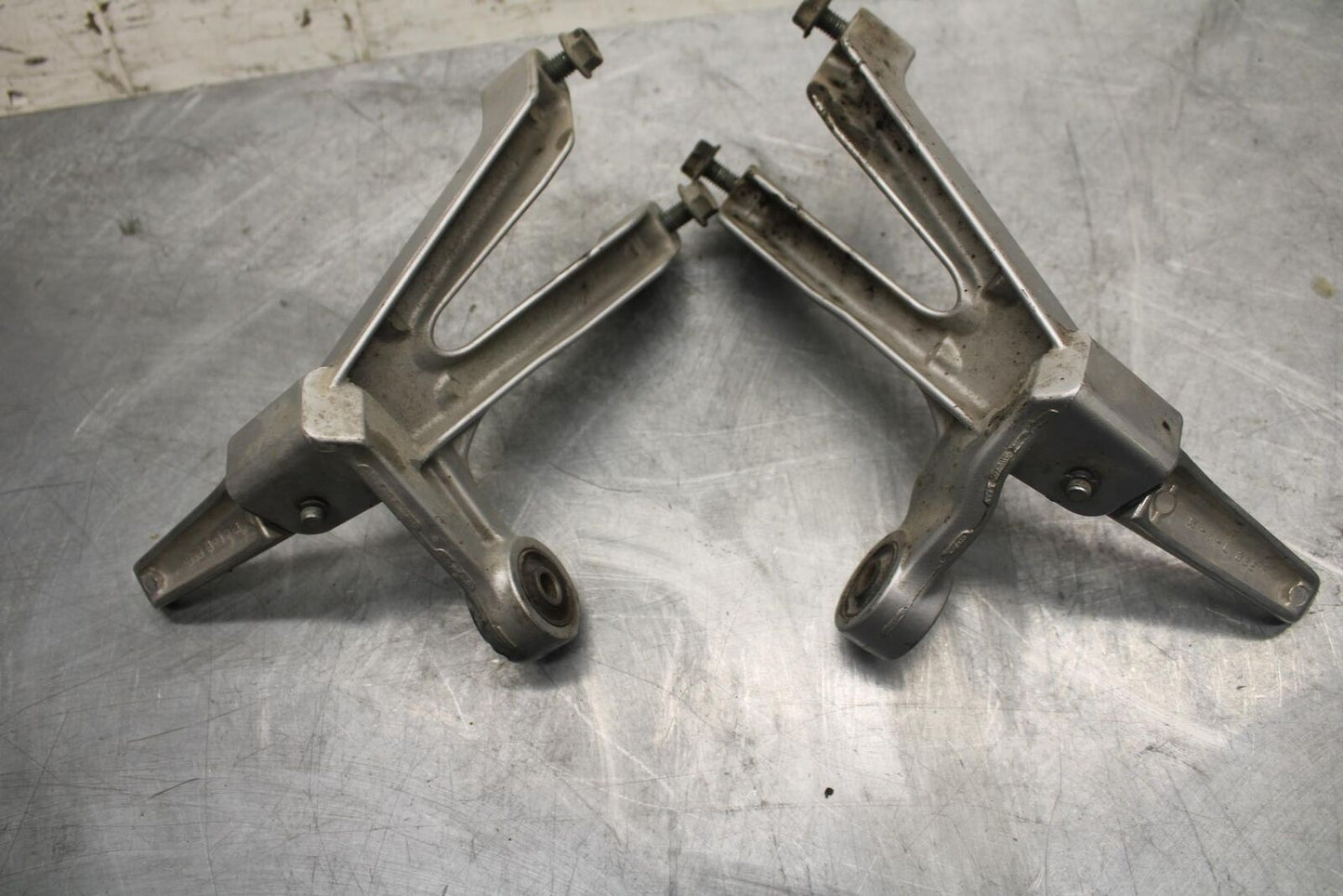 1998 Suzuki TL1000S REAR BACK PASSENGER PEG SET PAIR BB508