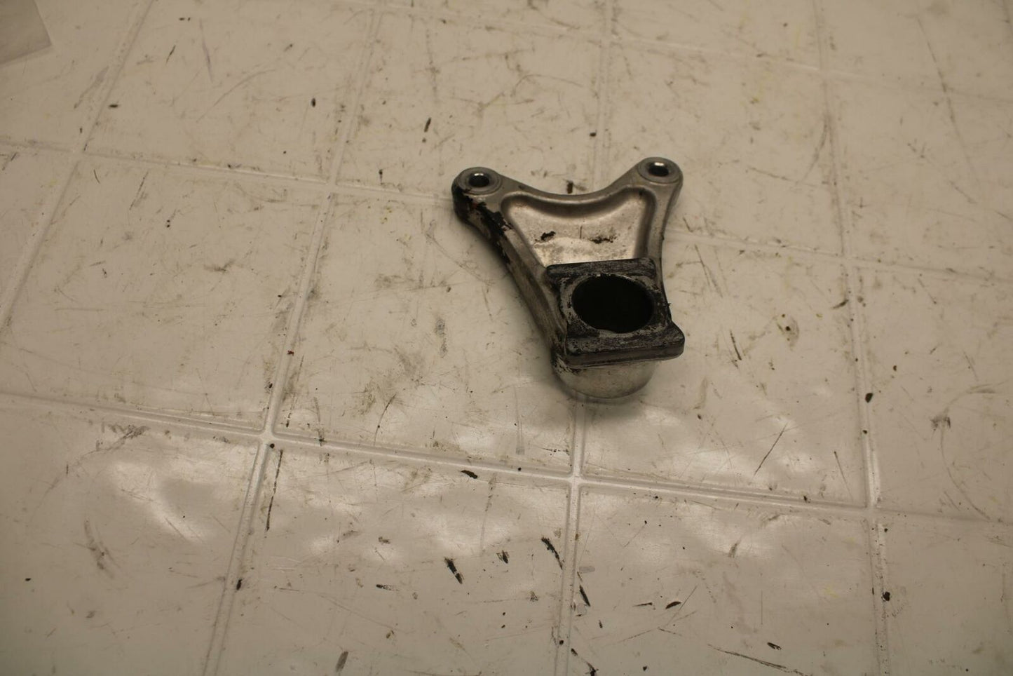 01 SUZUKI GSXR1000 REAR BRAKE CALIPER HANGER BACK MOUNTING BRACKET BB10