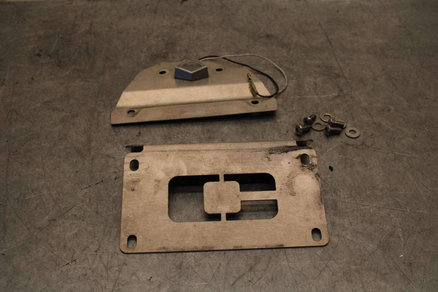 11-23 SUZUKI GSXR 750 AFTERMARKET FENDER ELIMINATOR LICENSE PLATE BRACKET BB54