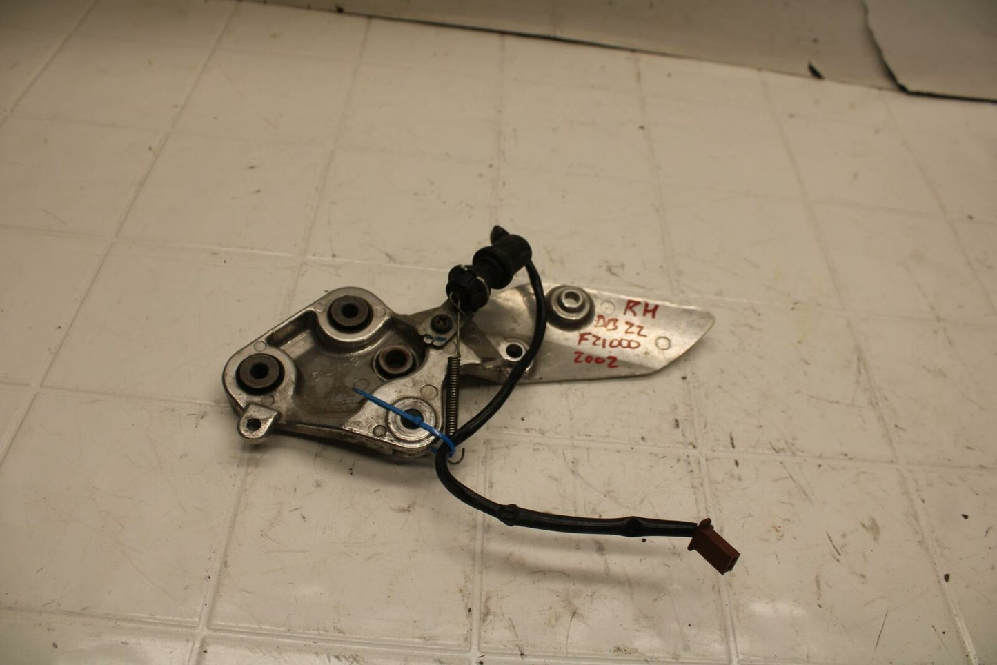 01-05 YAMAHA FZS1000 RIGHT REARSET REAR SET DRIVER FOOT PEG REST STOP BB10