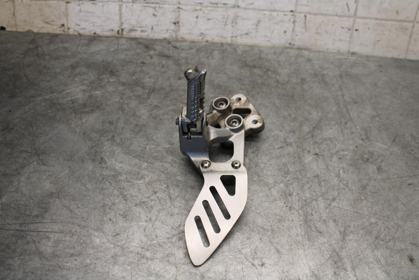 06-07 SUZUKI GSXR750 LEFT REARSET REAR SET DRIVER FOOT PEG REST STOP BB543