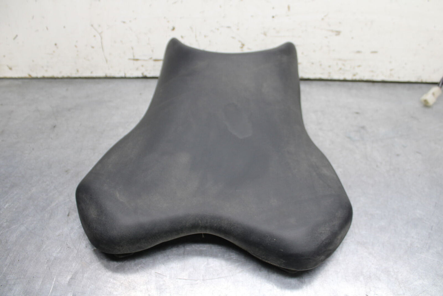 06-07 YAMAHA YZF R6 FRONT DRIVERS SEAT PAD SADDLE PILLION BB742