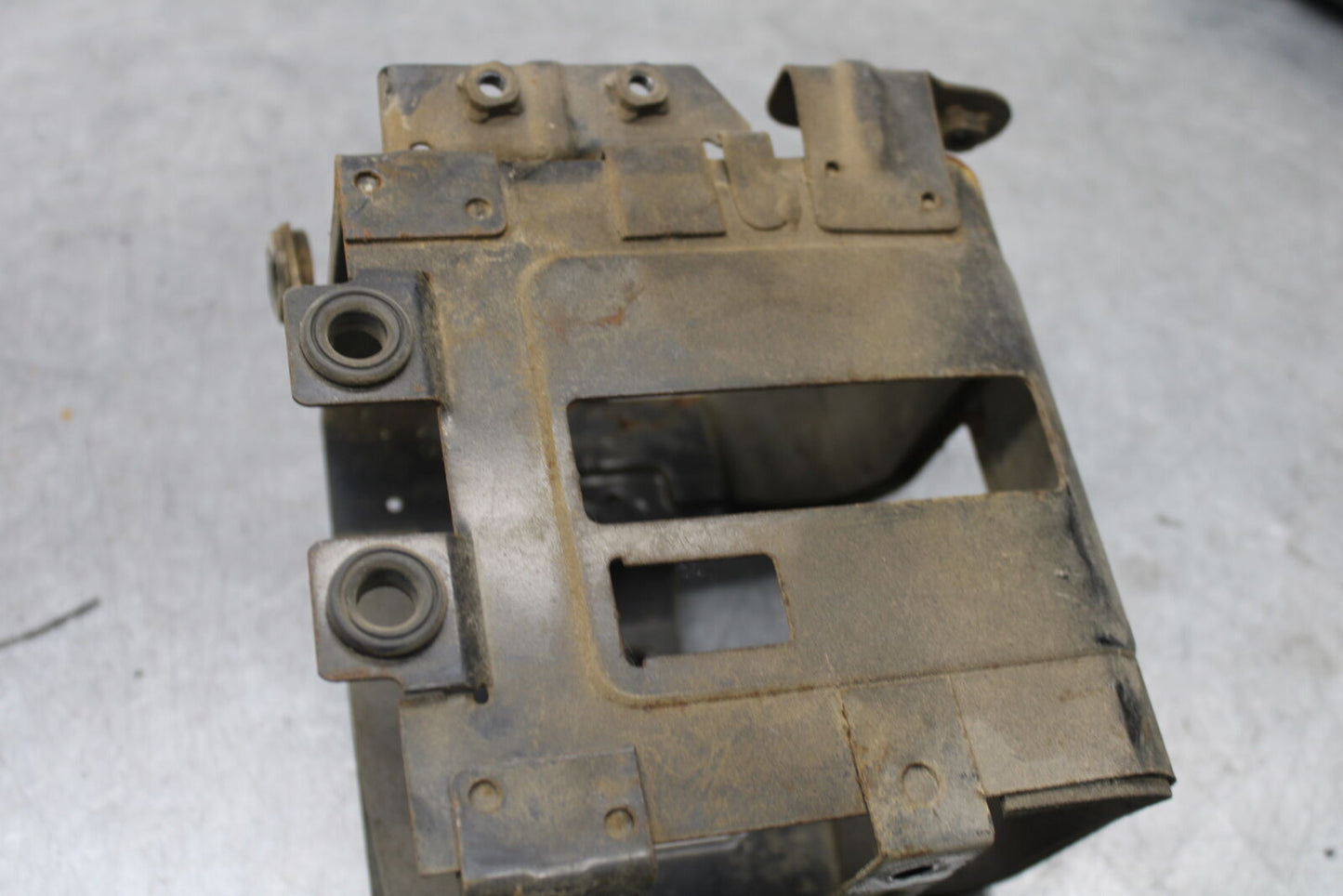 85-86 SUZUKI MADURA 1200 BATTERY TRAY BOX HOLDER BB691