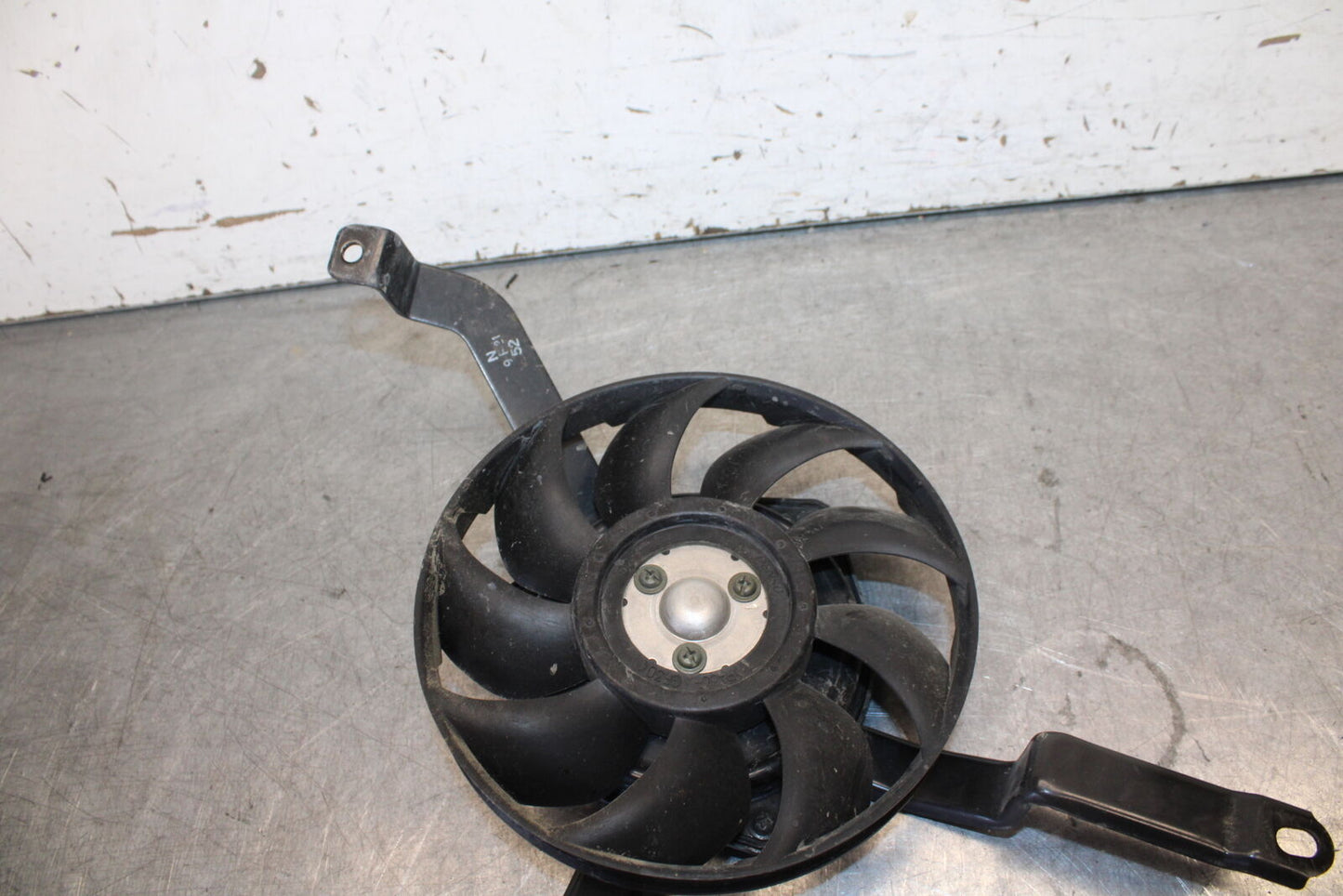 04 SUZUKI GSXR600 ENGINE RADIATOR COOLING FAN 17800-29G00 BB676