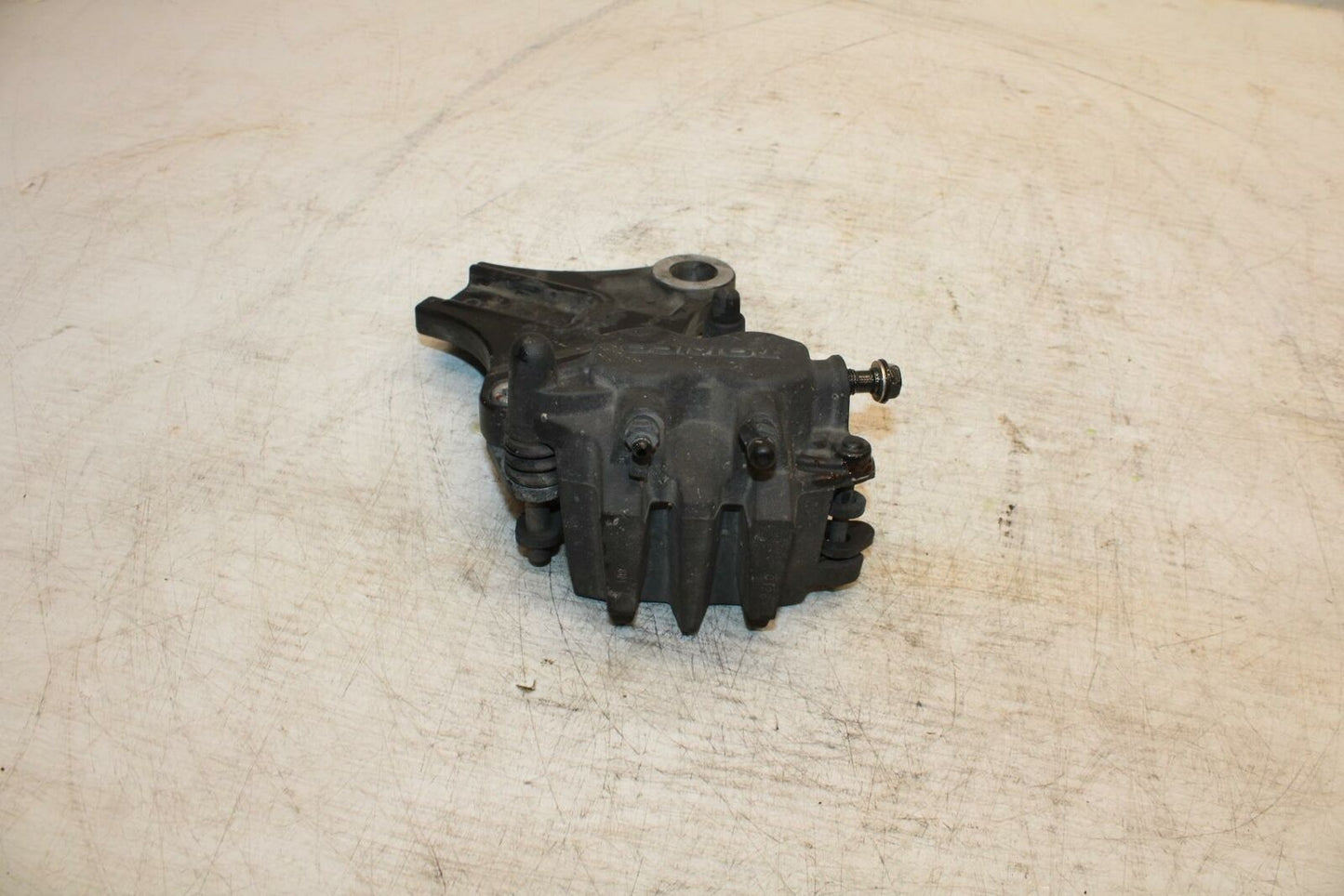 06-21 KAWASAKI VULCAN 900 REAR BACK BRAKE CALIPER W MOUNT BRACKET BB363