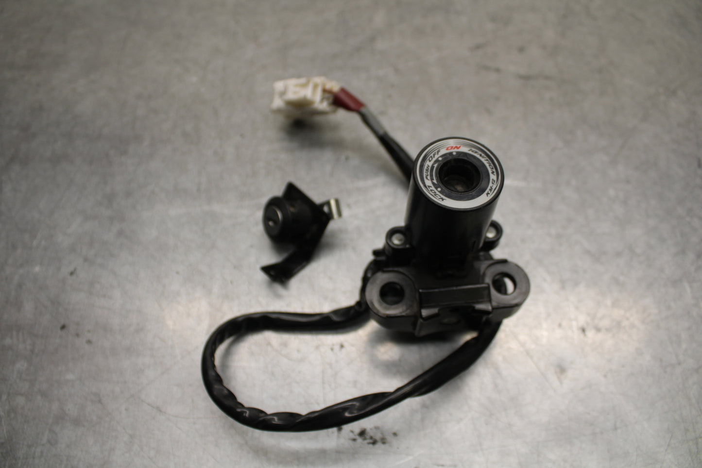 16 KAWASAKI NINJA ZX10R IGNITION LOCK AND SEAT LOCK BB650