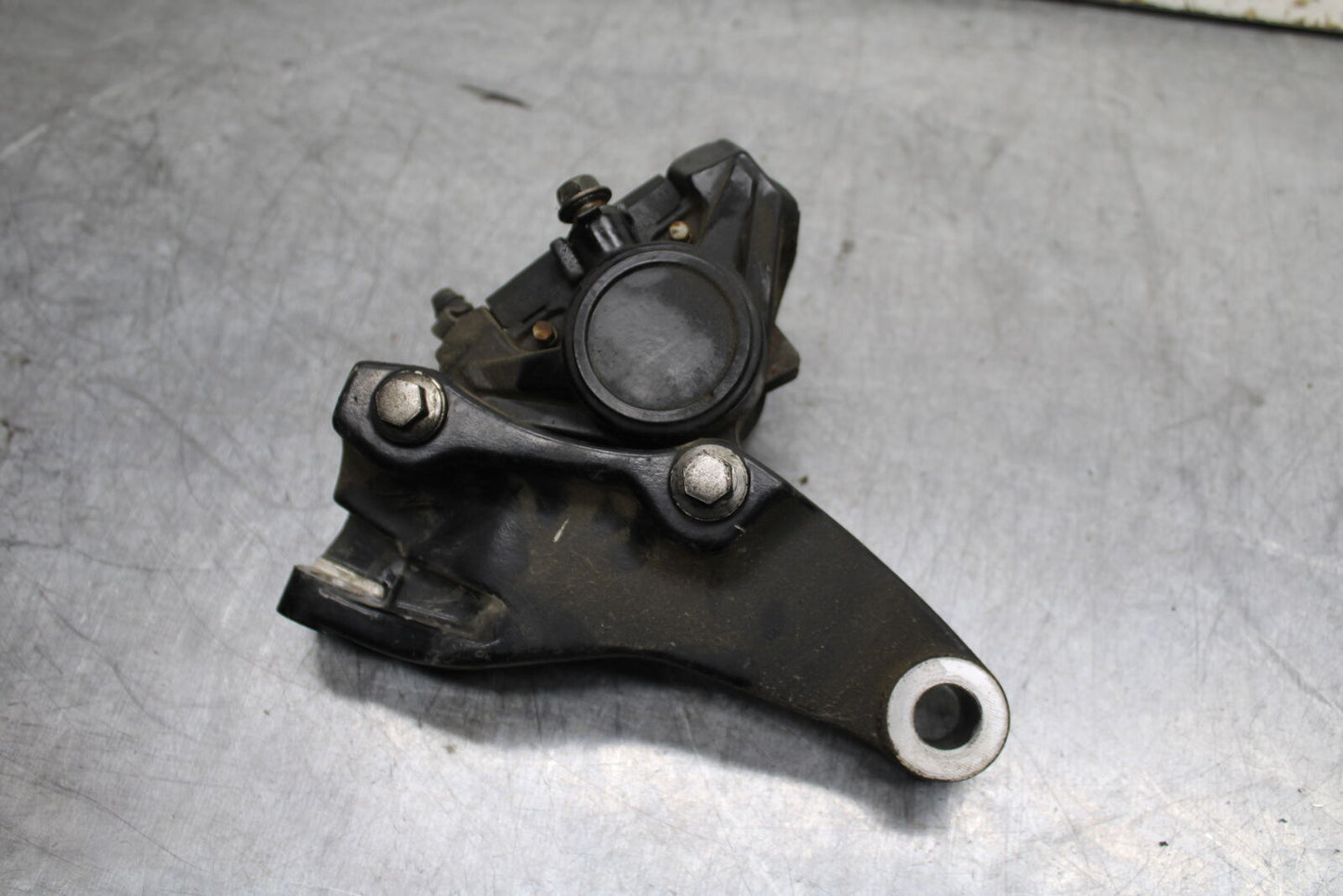 99-00 YAMAHA V STAR 1100 REAR BACK BRAKE CALIPER W MOUNT BRACKET BB711