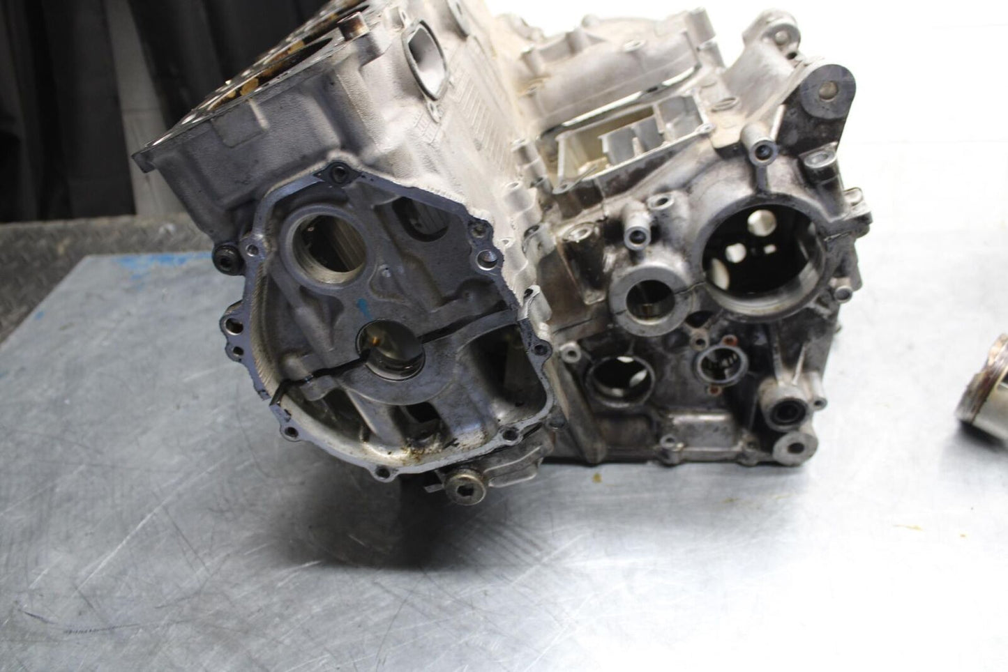 04-05 SUZUKI GSXR600 ENGINE MOTOR CRANKCASE CRANK CASES BLOCK 11301-29861 BB329