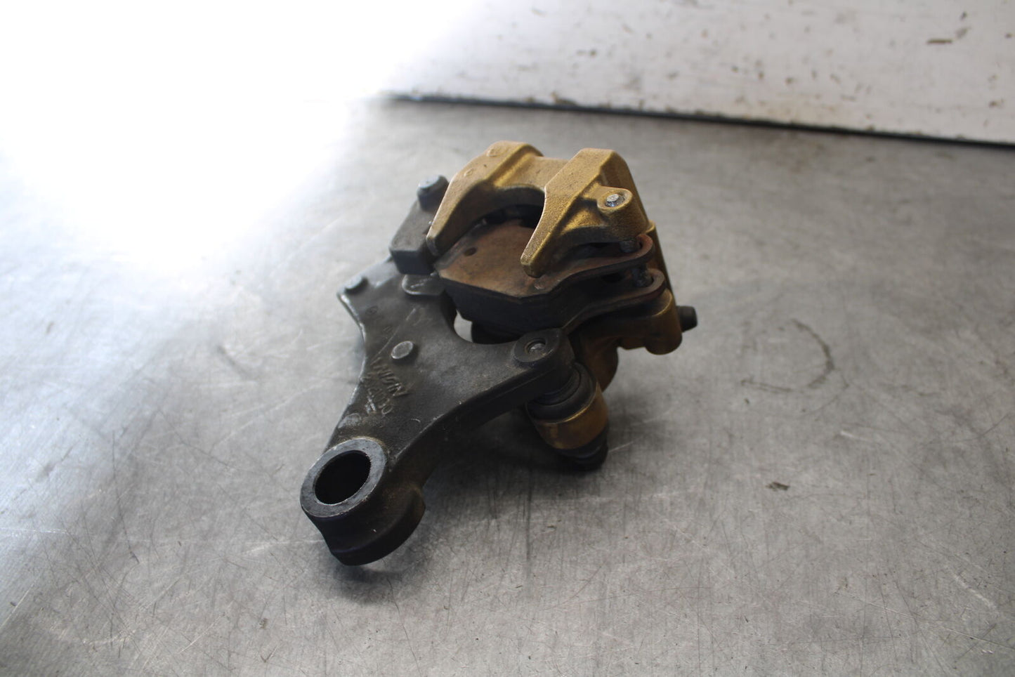 07-08 TRIUMPH DAYTONA 675 REAR BACK BRAKE CALIPER W MOUNT BRACKET BB685