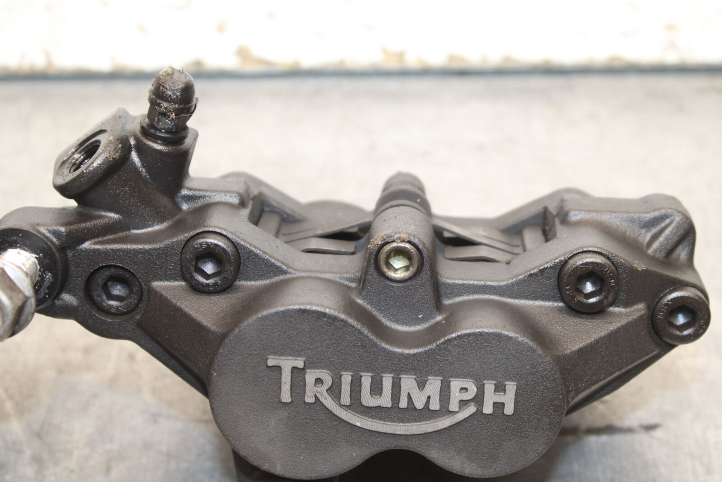 03-04 TRIUMPH DAYTONA 600 RIGHT LEFT FRONT BRAKE CALIPER SET PAIR CALIPERS BB745