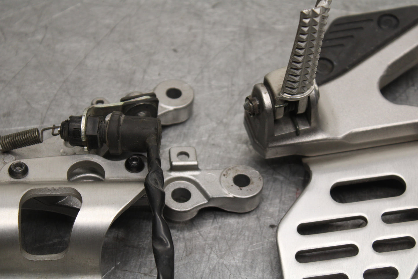 06 YAMAHA YZF R6 RIGHT LEFT REARSETS REAR SET DRIVER FOOT PEGS BB716