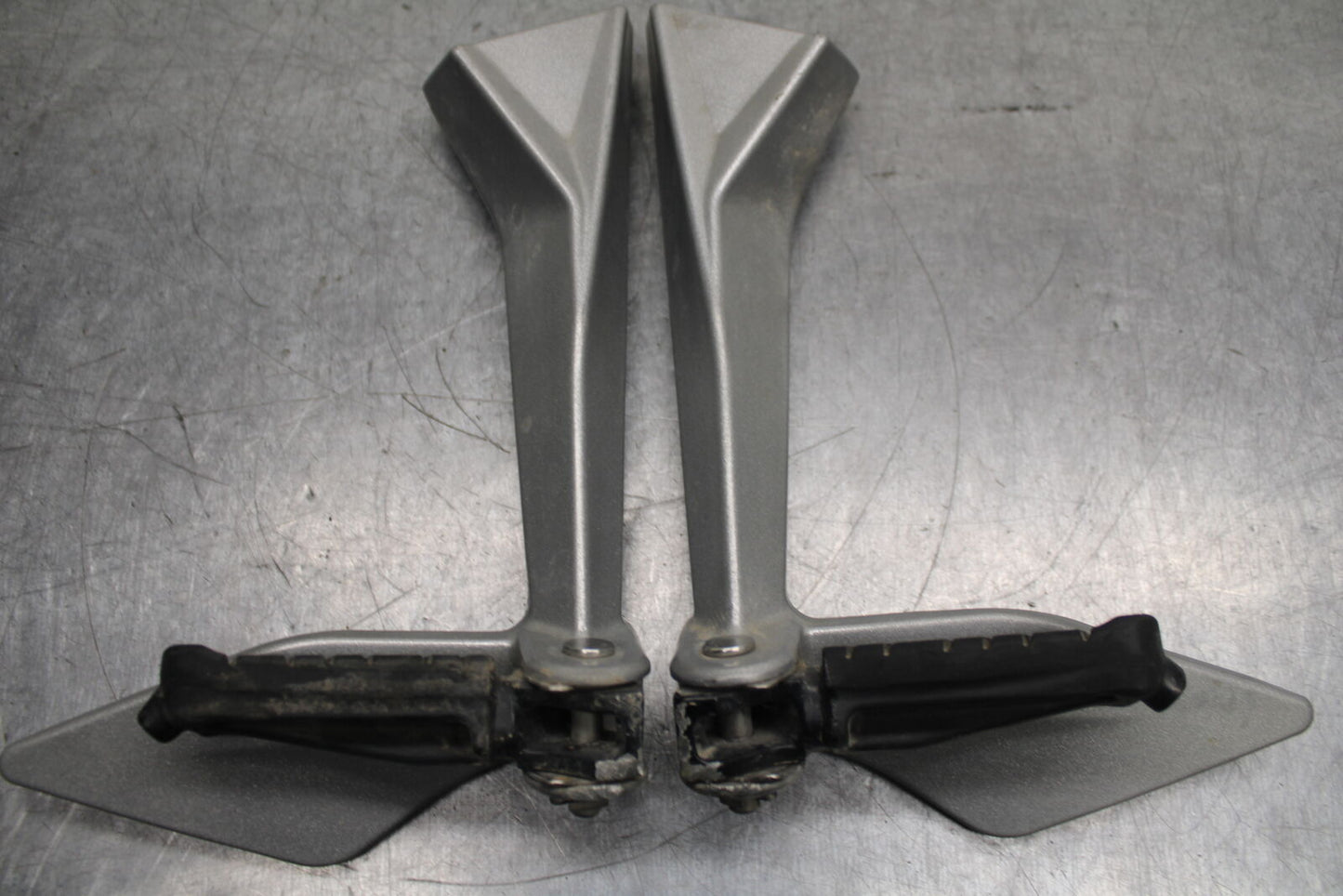 13-16 KTM 390 DUKE REAR BACK PASSENGER PEG SET PAIR BB748