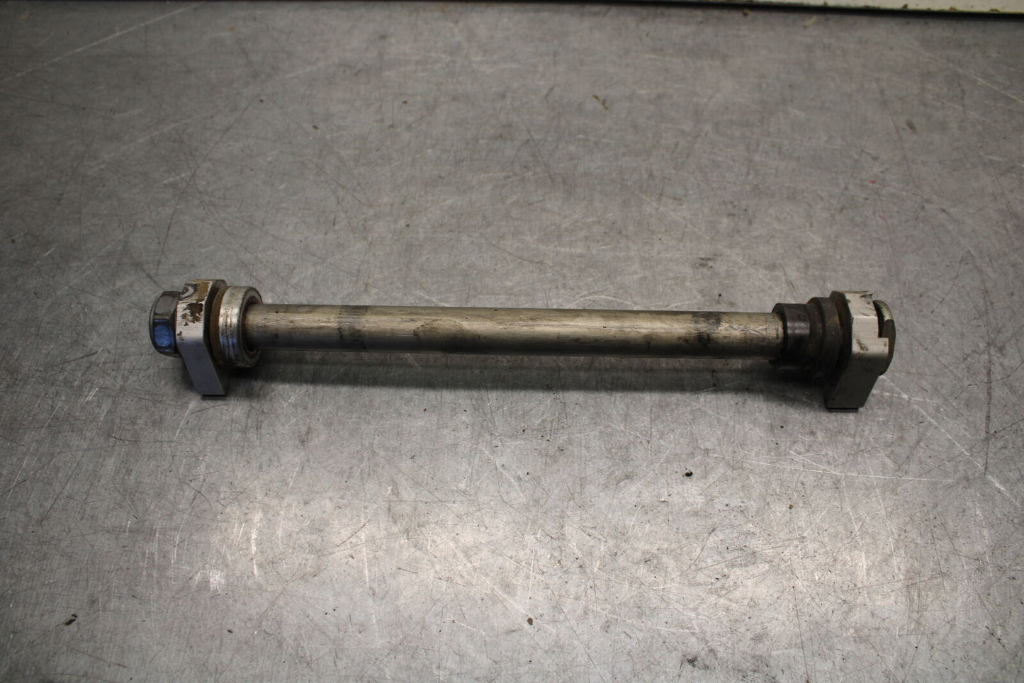 09-11 TRIUMPH DAYTONA 675 REAR AXLE BACK WHEEL RIM PIVOT BOLT AXEL BB652
