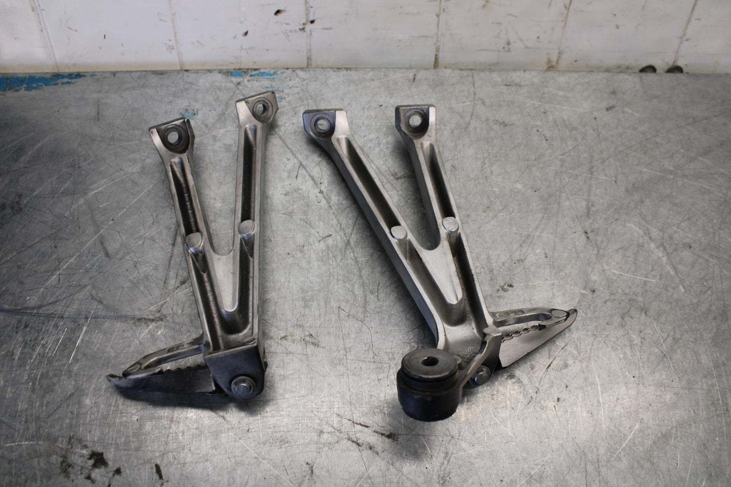 15-21 SUZUKI GSXR600 REAR BACK PASSENGER PEG SET PAIR BB437