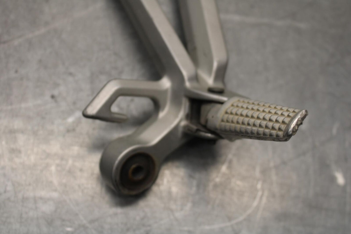 01-03 SUZUKI GSXR600 RIGHT REAR BACK PASSENGER PEG 43600-35F00 BB633