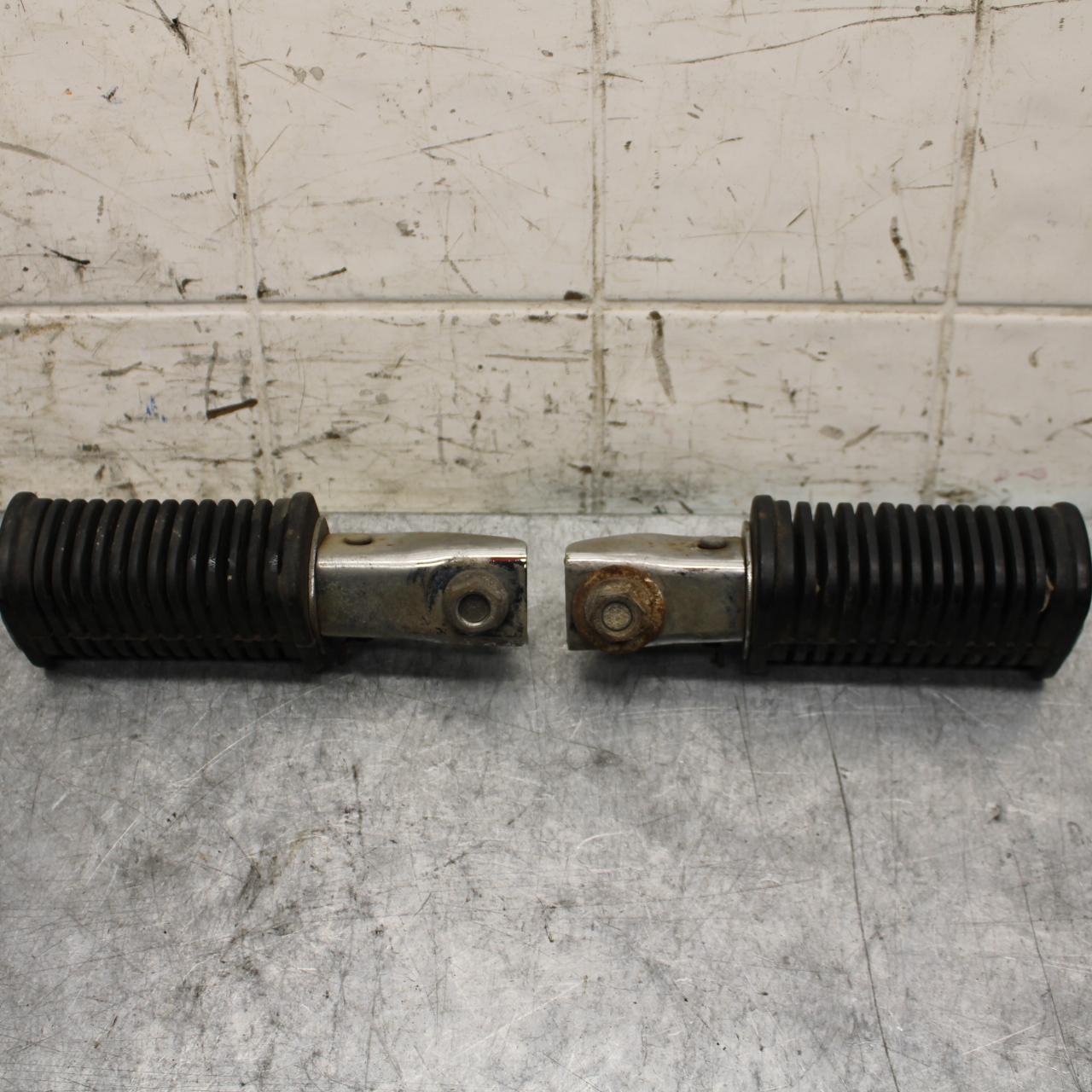 1982 Suzuki GS1100ES REAR BACK PASSENGER PEG SET PAIR BB55