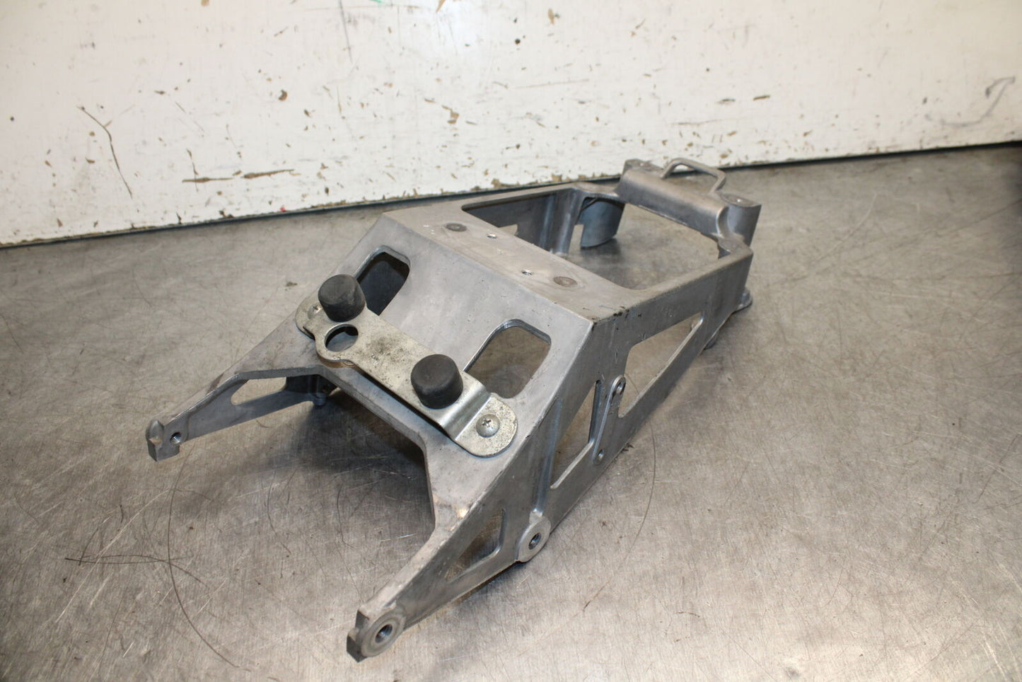06-07 SUZUKI GSXR 600 REAR BACK TAIL SUBFRAME SUB FRAME BB737