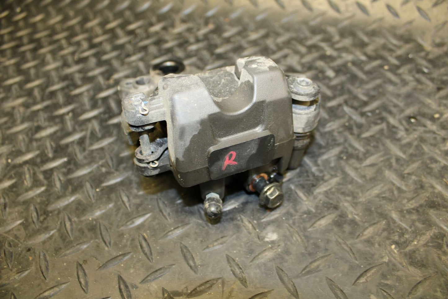19 YAMAHA YZF R3 REAR BACK BRAKE CALIPER W MOUNT BRACKET BB177