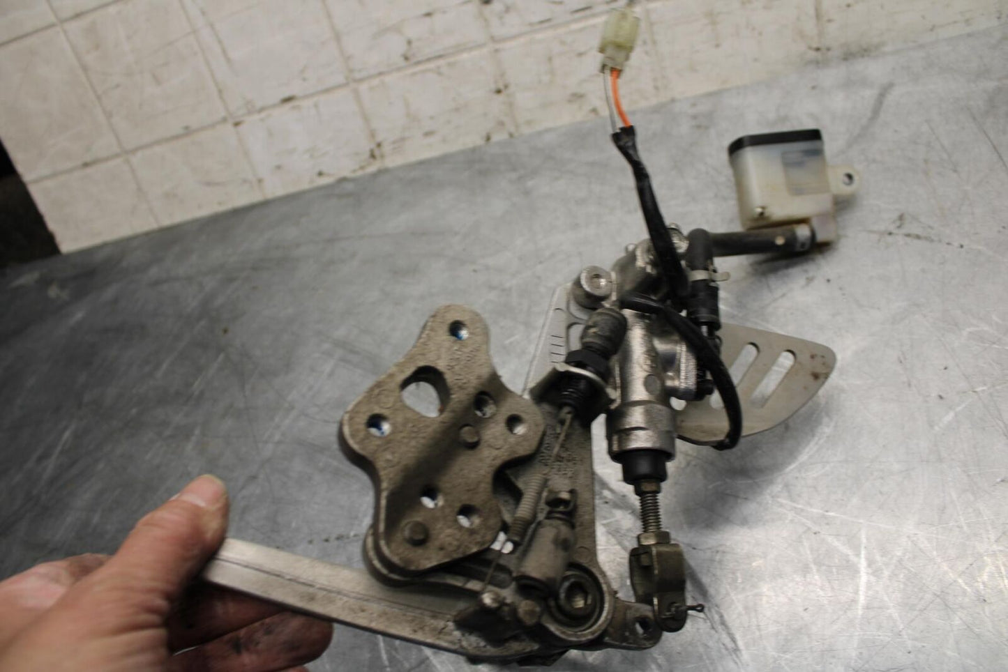 2008 Suzuki GSXR1000 RIGHT REARSET REAR SET DRIVER FOOT PEG REST STOP BB519