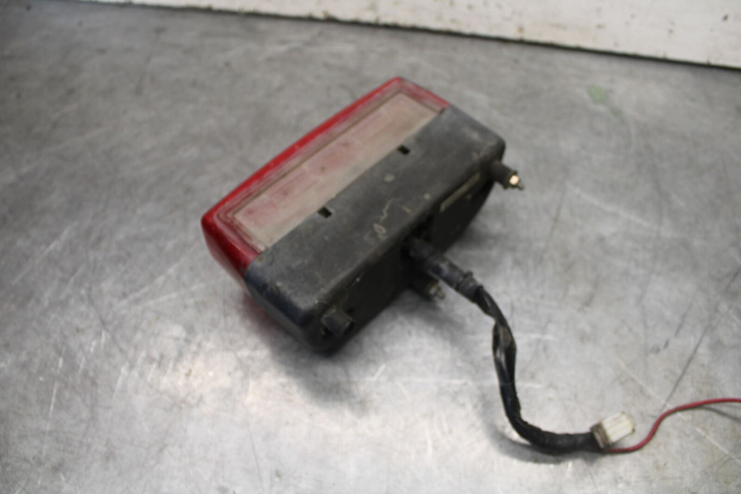 01-06 TRIUMPH TIGER 955I REAR TAIL TAILLIGHT BACK BRAKE LIGHT BB693