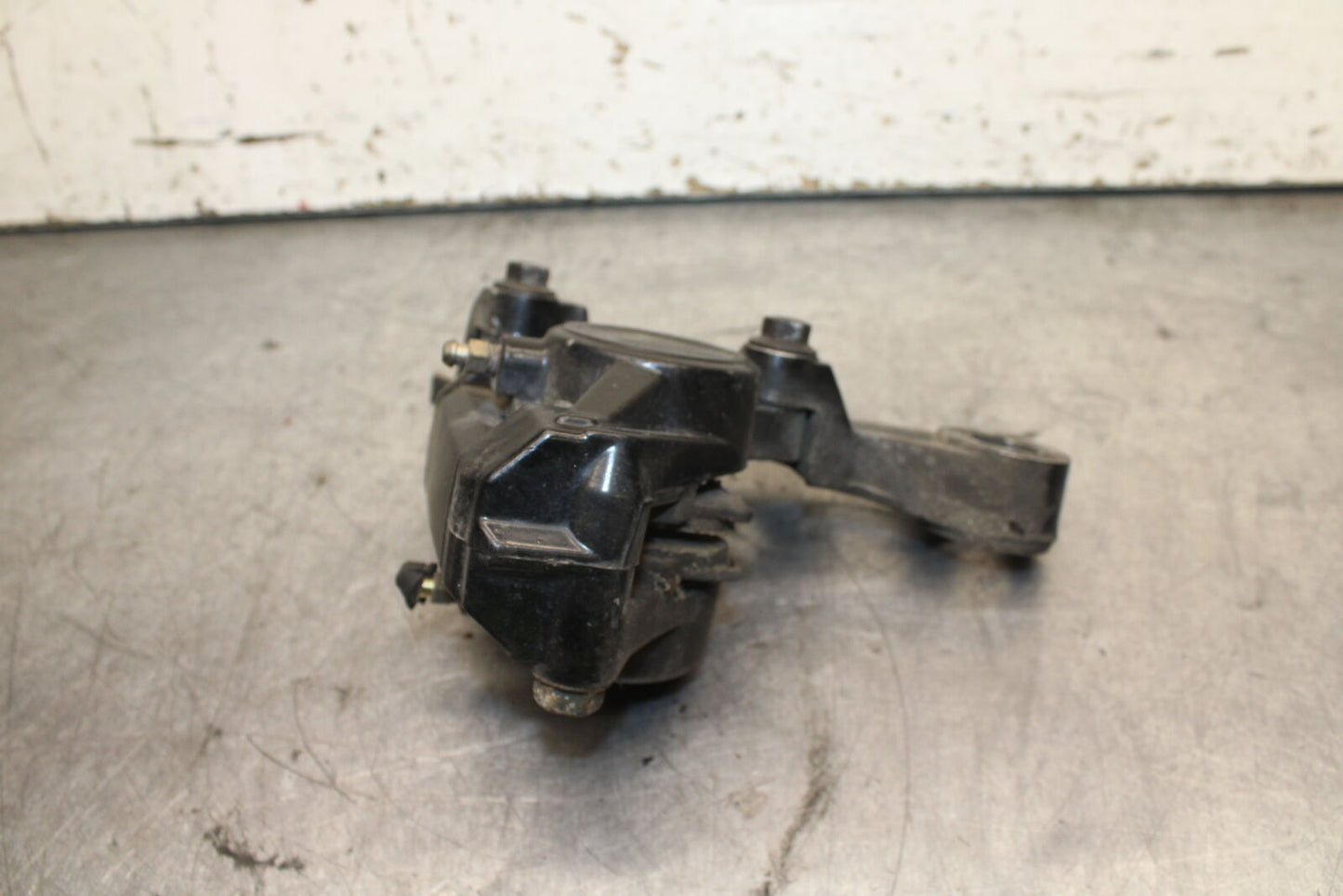 96-07 YAMAHA YZF600R REAR BACK BRAKE CALIPER W MOUNT BRACKET BB746