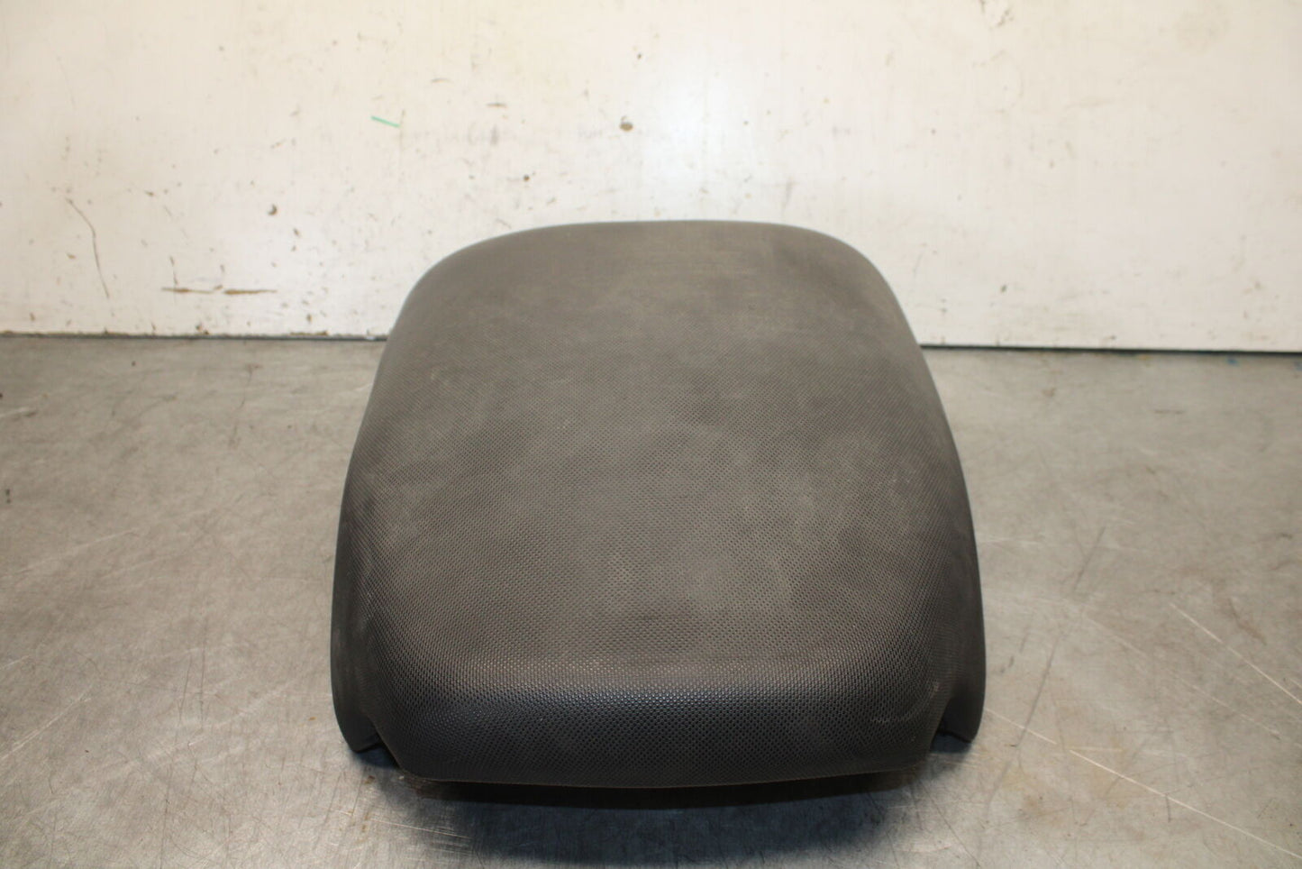 01-06 TRIUMPH TIGER 955I REAR BACK PASSENGER TANDEM SEAT PAD SADDLE BB693