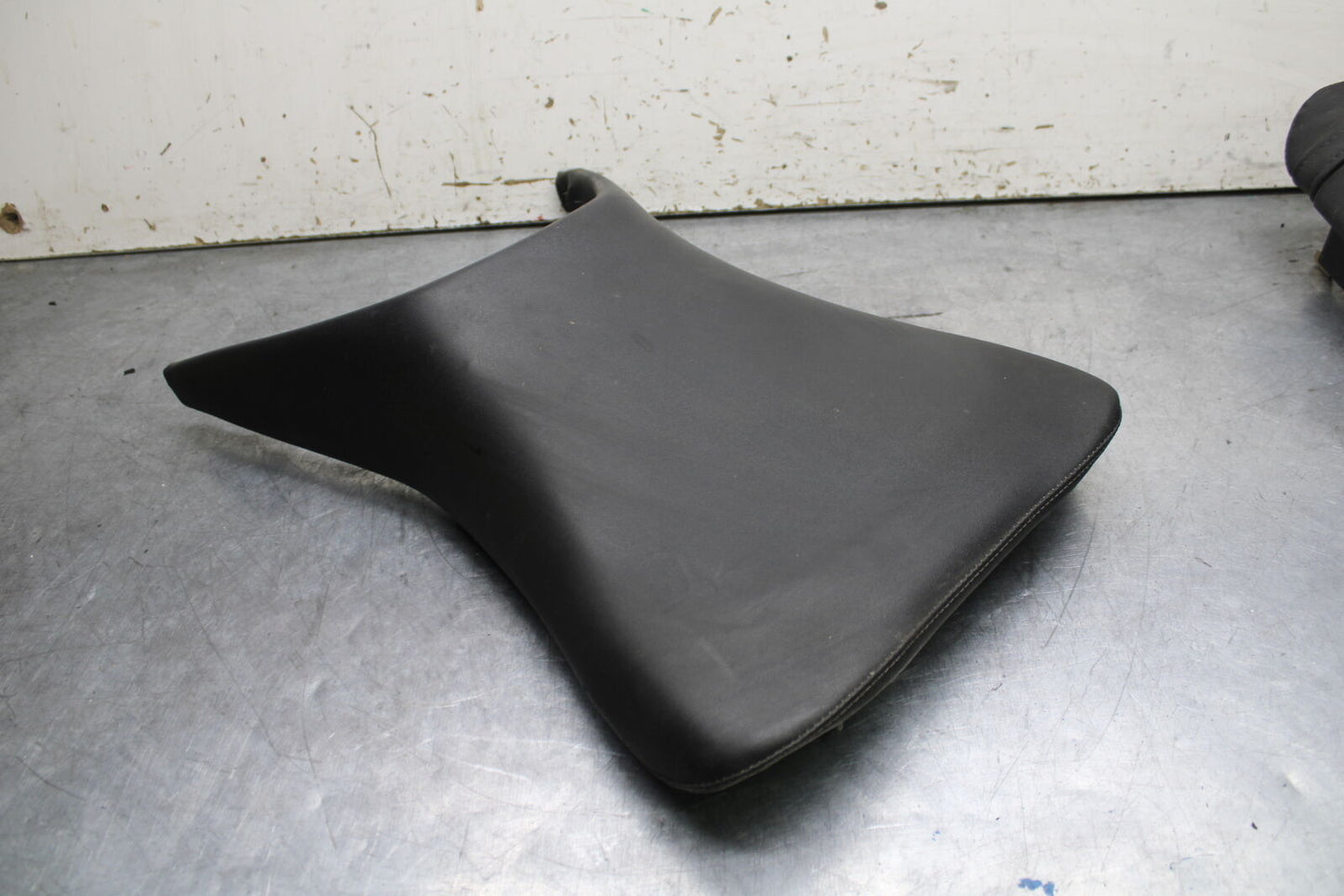03-04 TRIUMPH DAYTONA 600 FRONT DRIVERS SEAT PAD SADDLE PILLION BB745