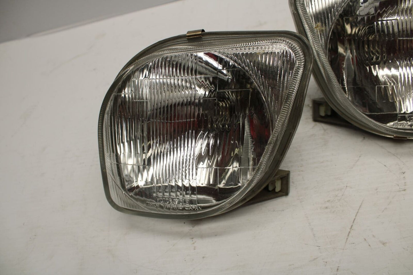 96 YAMAHA YZF750R FRONT HEADLIGHT HEAD LIGHT LAMP BB237