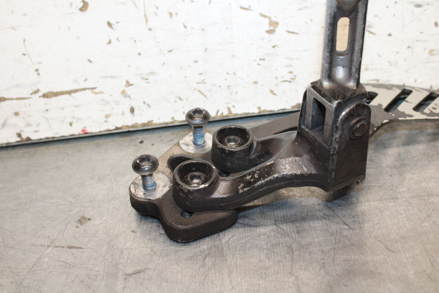 06-07 SUZUKI GSXR 600 LEFT REARSET REAR SET DRIVER FOOT PEG REST STOP BB737