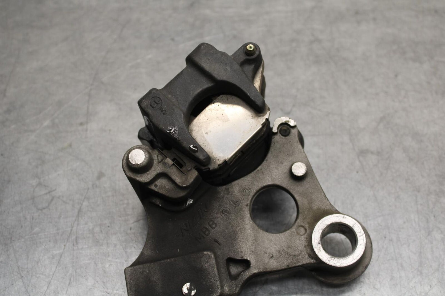 01-06 HONDA CBR600F4I REAR BRAKE CALIPER W MOUNT BRACKET 43150-MBW-006 BB626