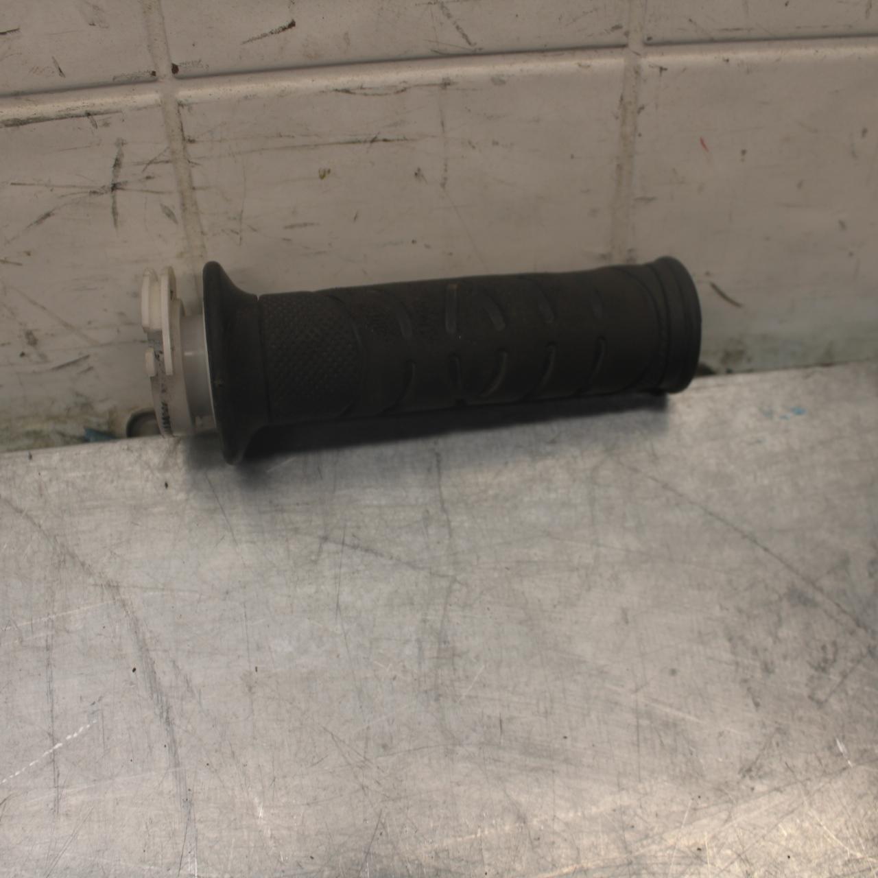 03-04 SUZUKI GSXR1000 RIGHT THROTTLE GRIP TUBE BB459