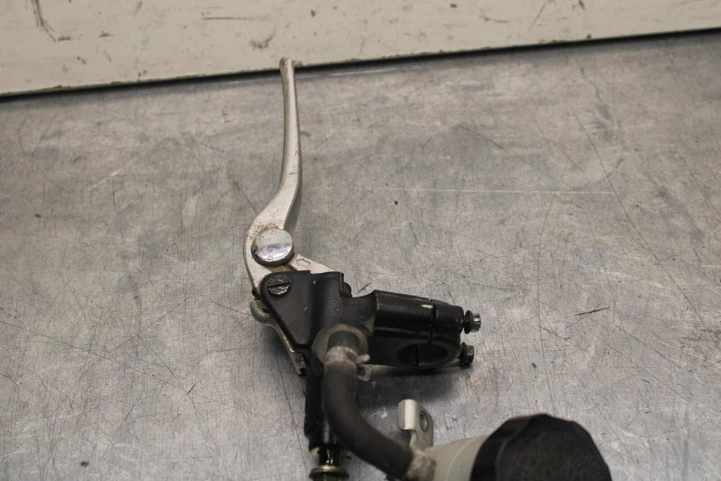 1999 Suzuki GSXR600 FRONT BRAKE MASTER CYLINDER w/ LEVER 59600-17C00 BB608
