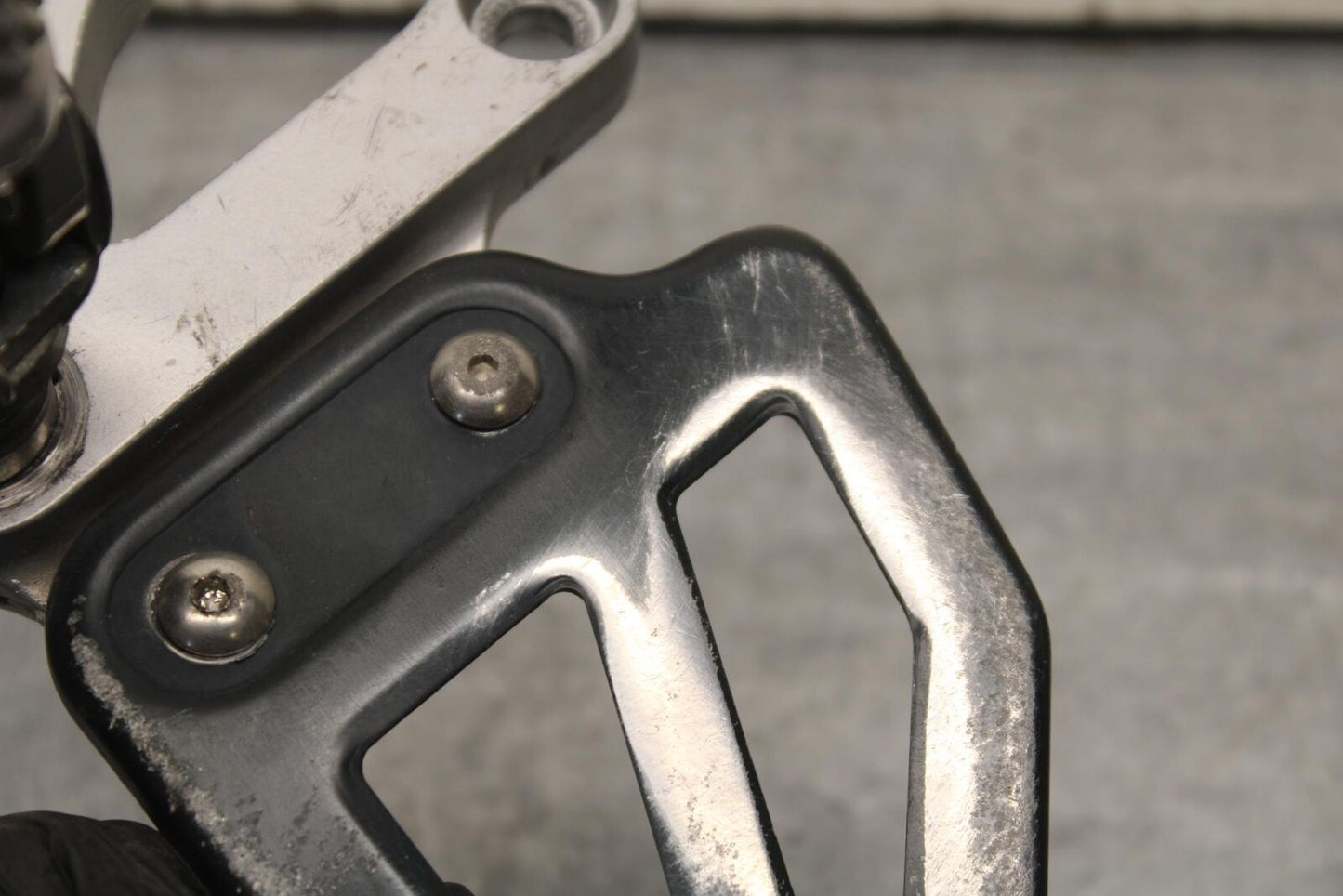 01-03 SUZUKI GSXR600 LEFT REARSET REAR SET DRIVER FOOT PEG REST STOP BB633