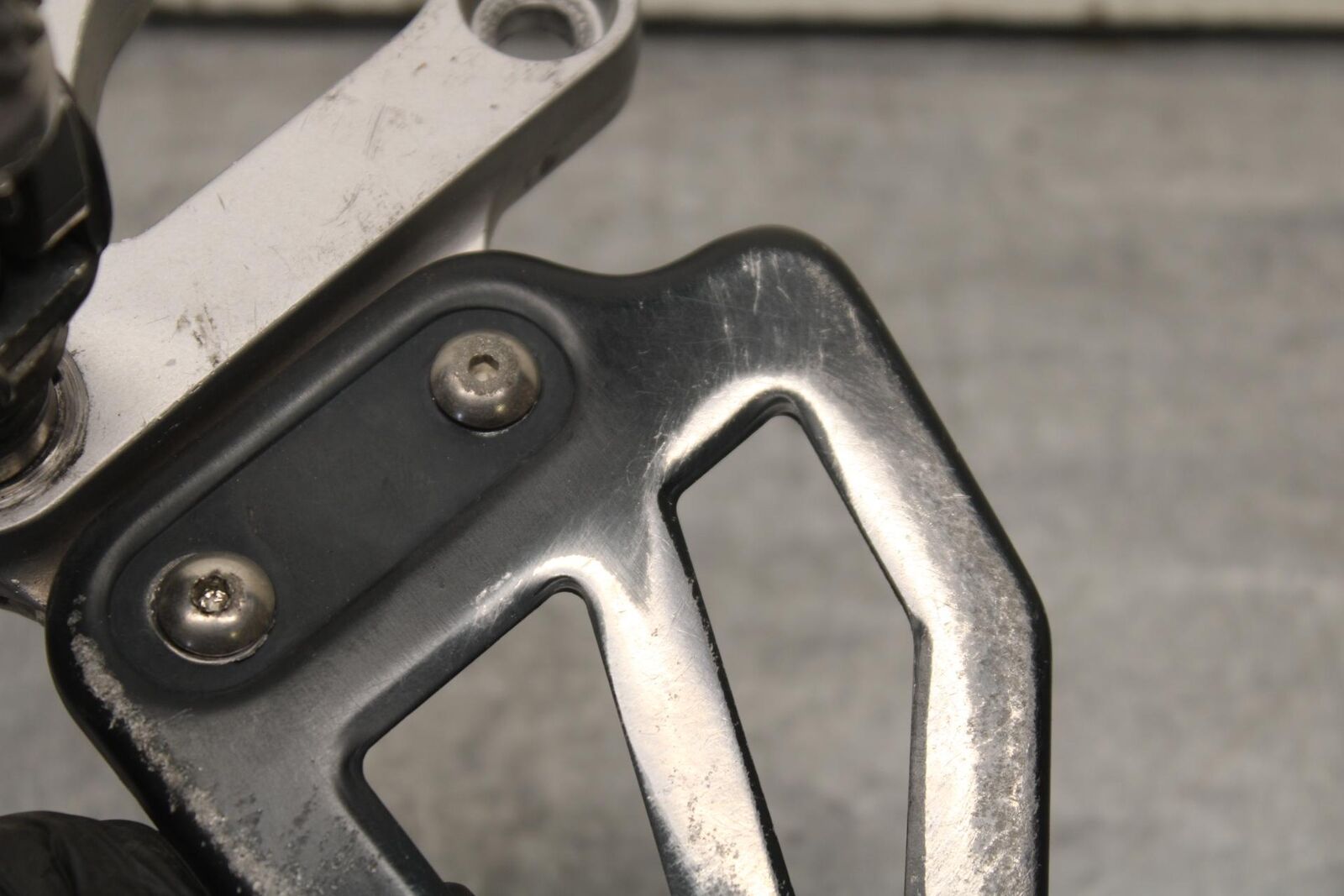 01-03 SUZUKI GSXR600 LEFT REARSET REAR SET DRIVER FOOT PEG REST STOP BB633