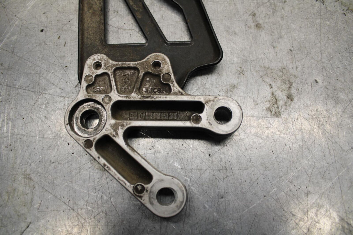 2002 Suzuki GSXR1000 LEFT REARSET REAR SET DRIVER FOOT PEG BRACKET MOUNT BB73