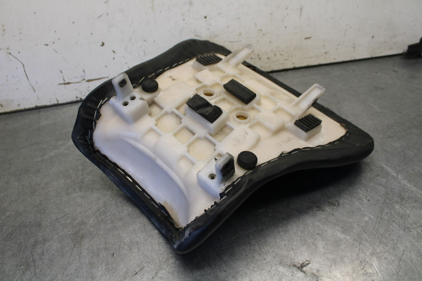 04 SUZUKI GSXR600 FRONT DRIVERS SEAT PAD SADDLE PILLION 45100-29G00-6BY BB676