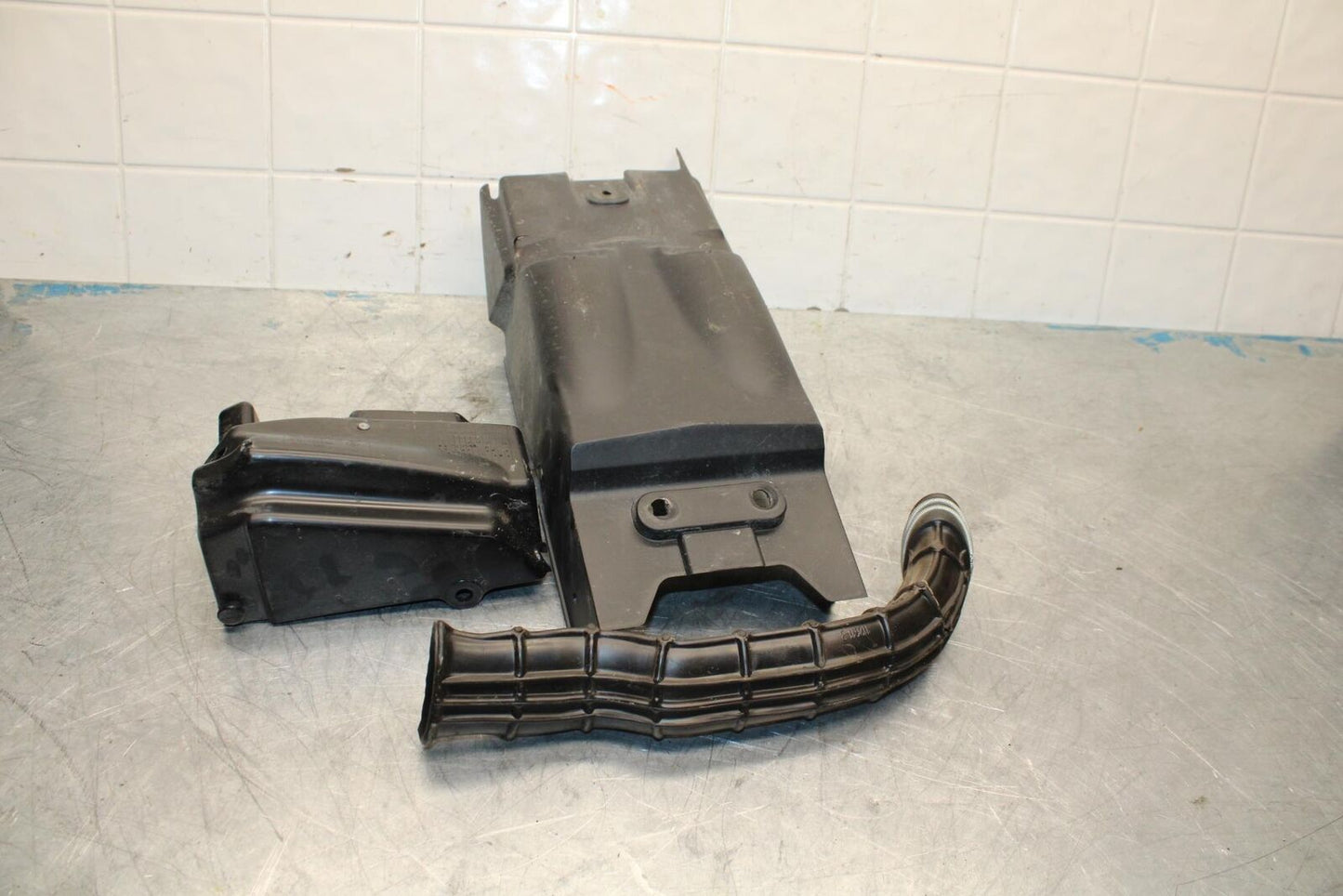 18 KTM RC 390 REAR BACK TAIL UNDERTAIL BATTERY TRAY PLASTIC BB442