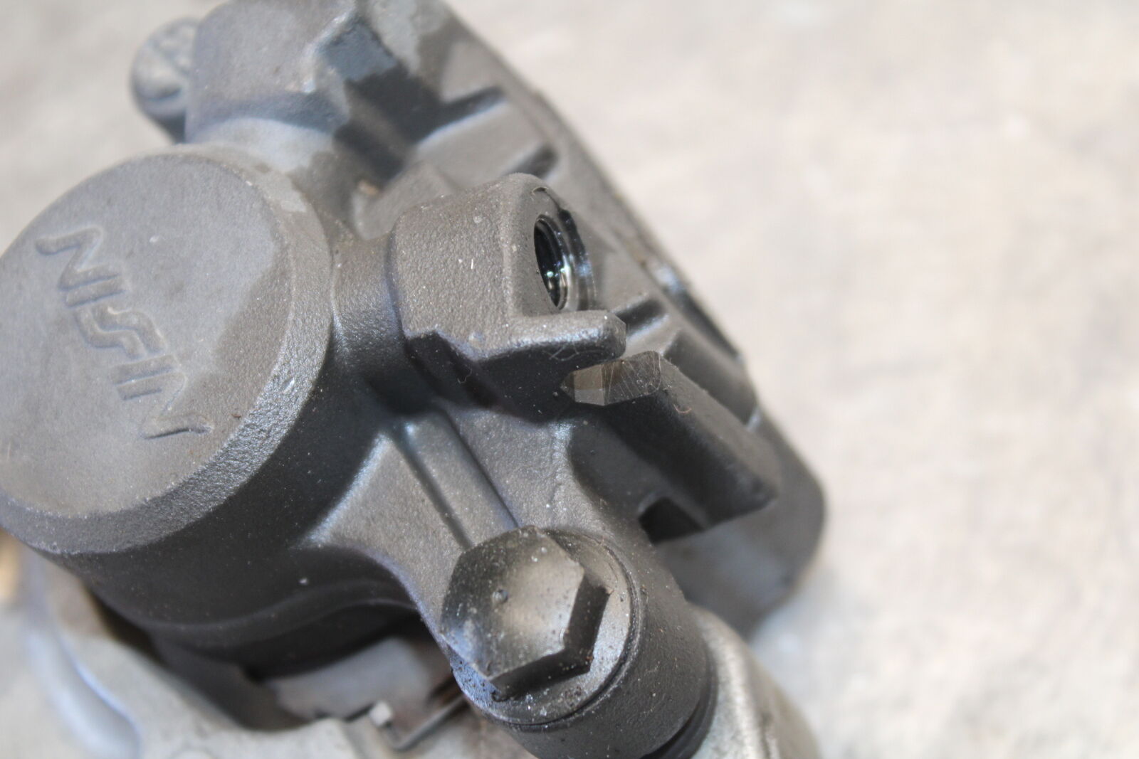 03-07 SUZUKI SV1000S REAR BACK BRAKE CALIPER W MOUNT BRACKET BB657