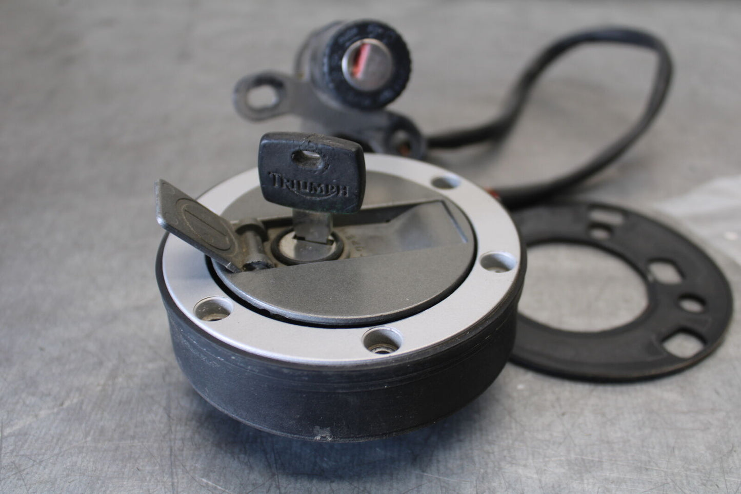 01-06 TRIUMPH TIGER 955I IGNITION LOCK KEY SET W/ GAS CAP BB693
