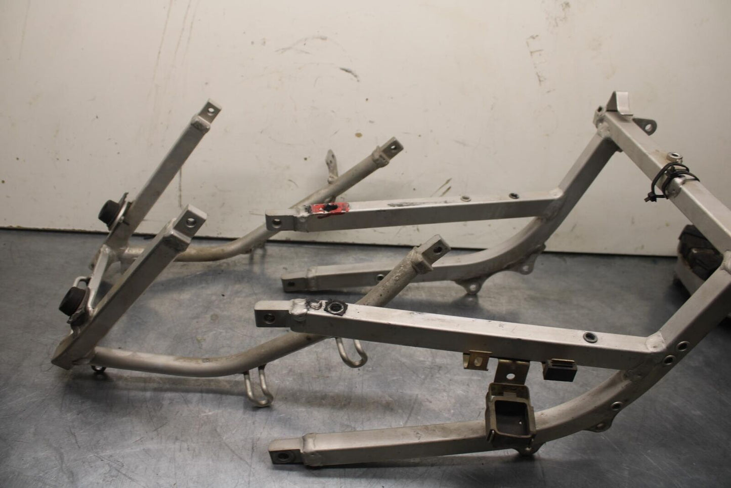 1999 Suzuki GSXR600 REAR SUBFRAME BACK SUB FRAME 41200-33E20 43980-33E20 BB608