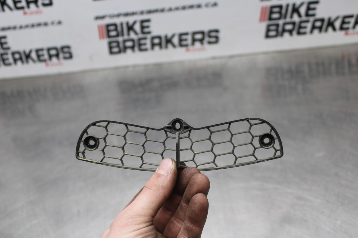 05 YAMAHA YZF R6 AIR INTAKE GRILL BB858