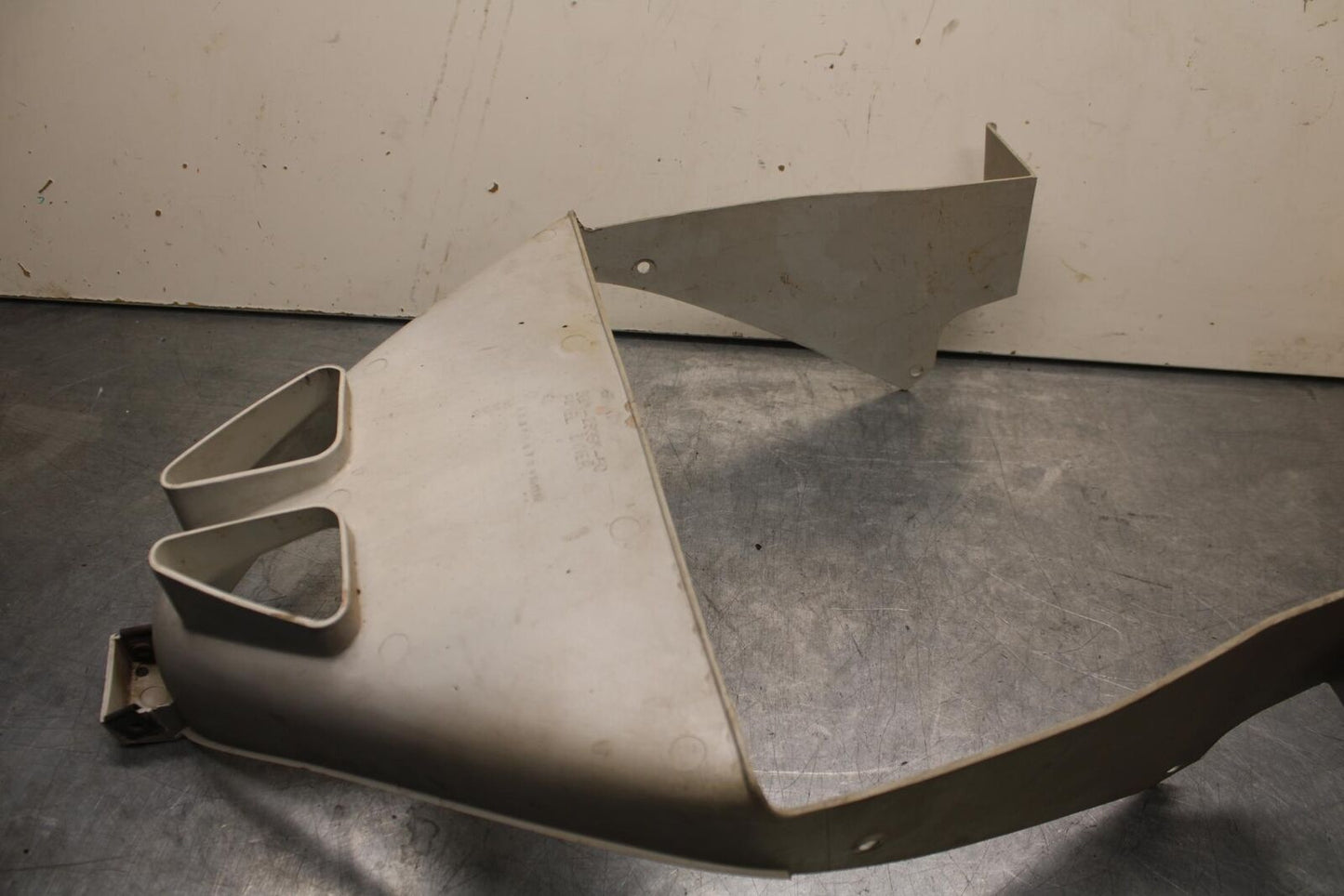 1992 Yamaha FZR1000 FRONT LOWER INNER EXHAUST V FAIRING COWL GUARD BB339