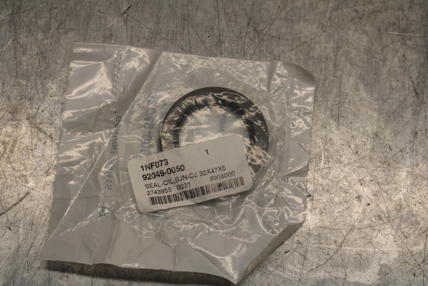 17 KAWASAKI Z900 ZR900 WHEEL BEARING AND OIL SEAL BB549
