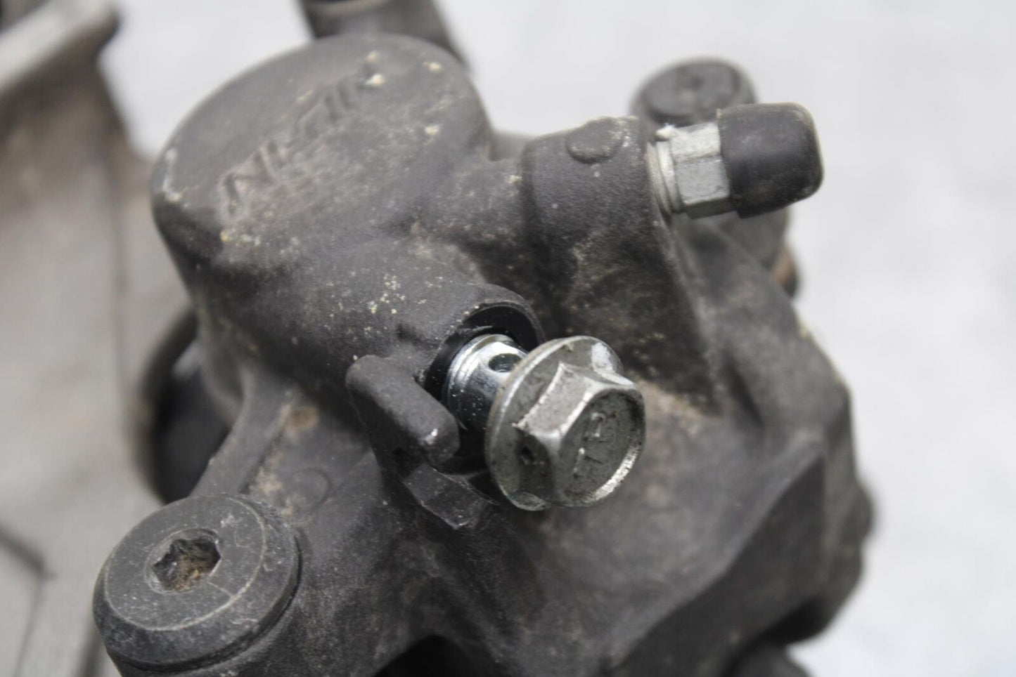 2011 Suzuki GSXR600 REAR BACK BRAKE CALIPER W MOUNT BRACKET 69100-47H10-999 BB94