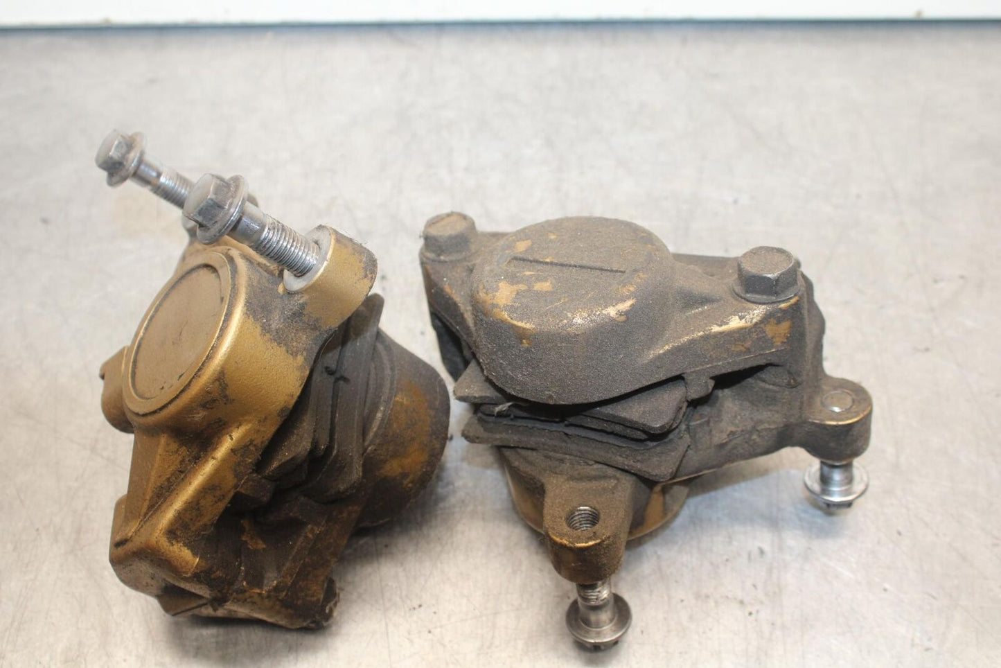 1988 Yamaha FZ600 RIGHT LEFT FRONT BRAKE CALIPER SET PAIR BB601