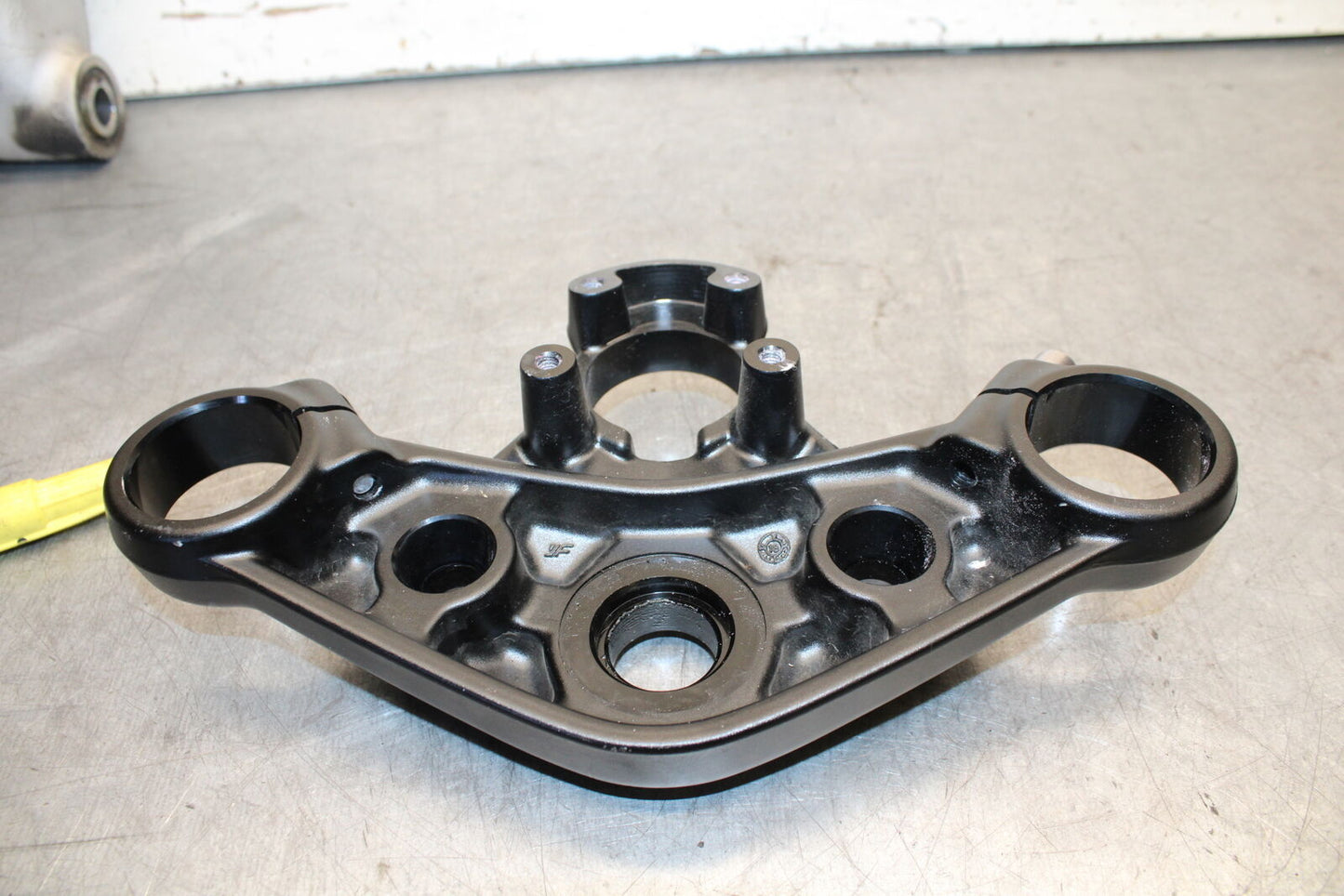 19-21 TRIUMPH SPEED TWIN 1200 FORKS UPPER TRIPLE TREE CLAMP T2043304 BB653